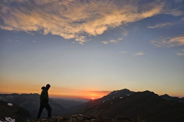 Swarms, Swims, and Sunsets: PCT Days 86 to 89