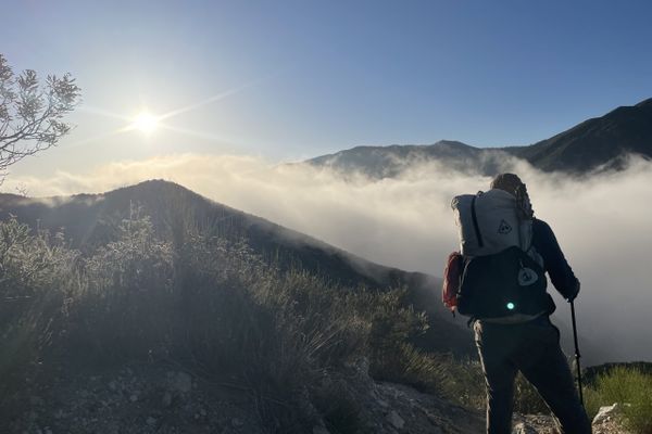 Crossing the Angeles Crest Highway to Hikertown