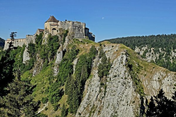 Hexatrek Week 5: Into the Jura Mountains